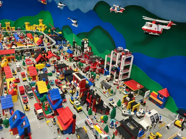 As peças de Lego são um exemplo de como as crianças sempre gostaram de construir coisas, mesmo fora das telas