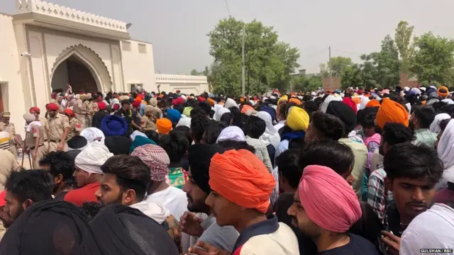 ਸਿੱਧੂ ਮੂਸੇਵਾਲਾ ਦੇ ਘਰ ਦੇ ਬਾਹਰ ਜੁਟੀ ਭੀੜ