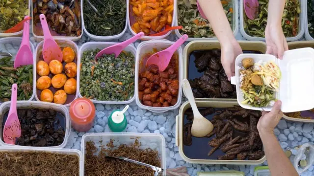 بعض الأطعمة الصحية في مراكز الأطعمة الجاهزة في سنغافورة