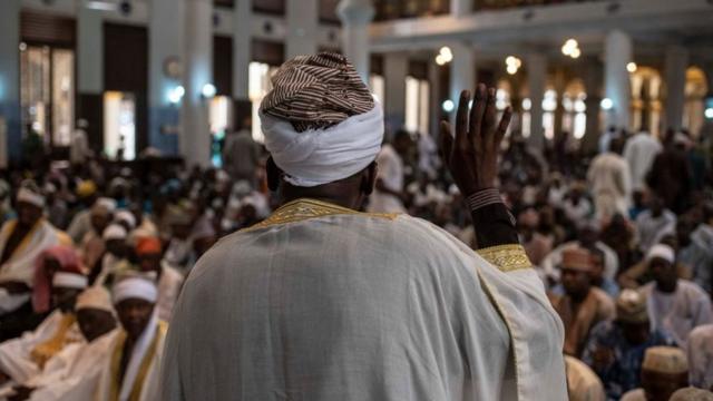 Un imam dirige la prière Jumu'ah à la mosquée centrale de Lagos. (Image d'archives)