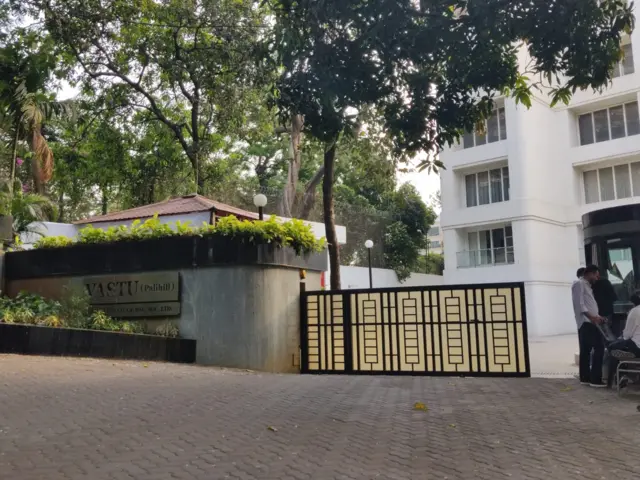 पाली हिल स्थित वास्तु बिल्डिंग में चल रहा मेहंदी समारोह