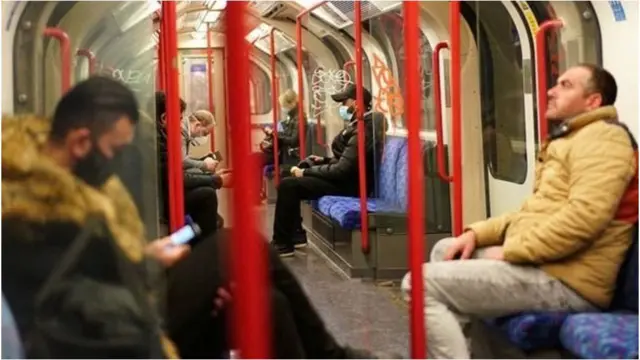 ટ્રેનમાં બેસેલા મુસાફરો