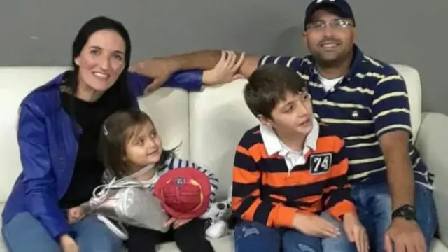 Maikel (a la dcha.) junto con Tadeo, su esposa y su hija menor. 