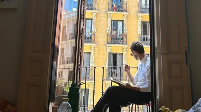 Ed Rowe Madrid'de balkonunda otururken.