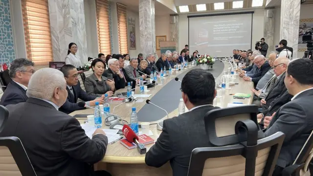 Бишкекте Улуттук китепканада өткөн "Жалпыга маалымдоо каражаттары: кечээ, бүгүн жана эртең" деген аталыштагы конференцияда айтылган сөздөрдүн негизги удулу өлкөдөгү басма сөз эркиндиги жана жоопкерчилик жөнүндө болду.