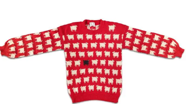 свитер с черной овечкой