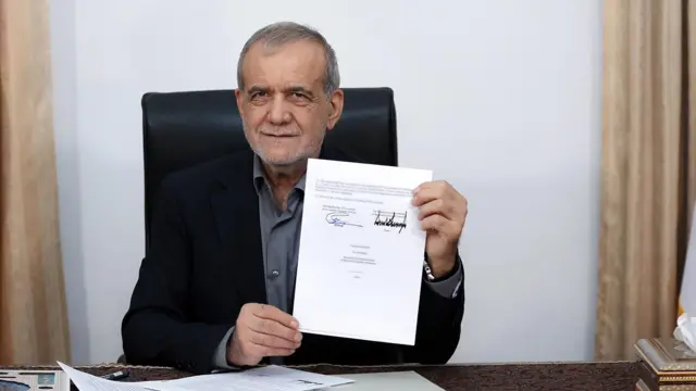 مسعود پزشکیان پس از امضای تفاهمنامه اسلامآباد. دونالد ترامپ هم این متن را در زمان سفر به فرانسه امضا کرد