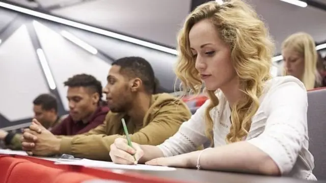 ભણતા વિદ્યાર્થીઓ