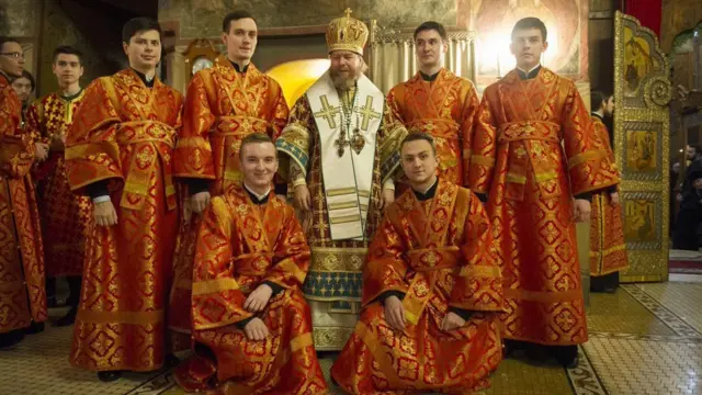 Группа людей в религиозной одежде, по центру - митрополит