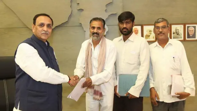 વિજય રૂપાણીને રજૂઆત કરતો પરિવાર