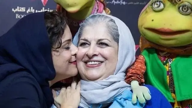 خانم طائرپور کنار دخترش غزل شاکری