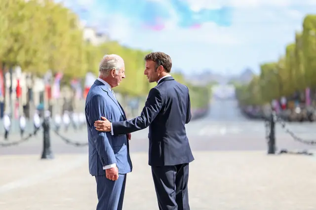 Карл и Макрон под Триумфальной аркой