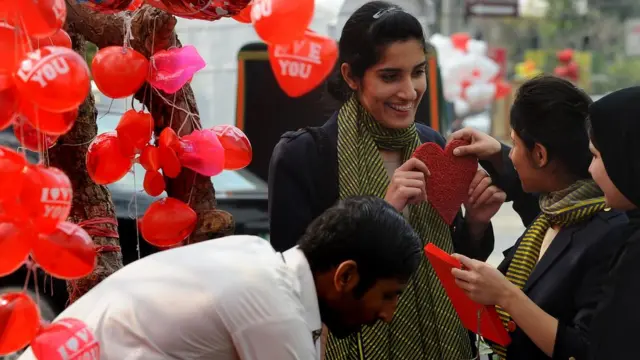 Pakistani women dey check out gifts for roadside on Valentine Day for Lahore