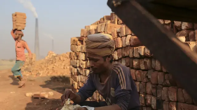 বাড়তি আয়ের জন্যই উত্তরবঙ্গ থেকে ইটভাটায় কাজ করতে আসেন এই শ্রমিকেরা