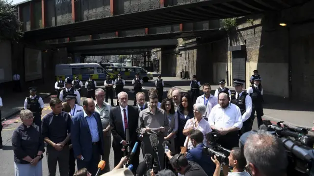 İşçi Partisi lideri Jeremy Corbyn, İngiltere Müslüman Konseyi yetkilileriyle birlikte açıklama yaptı