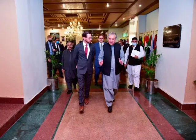 अमेरिका के विशेष दूत थॉमस वेस्ट के साथ पाकिस्तान के विदेश मंत्री (फ़ाइल फ़ोटो)