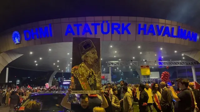 Anmaya katılanlardan biri Sultan Vahdettin portresi taşıdı.