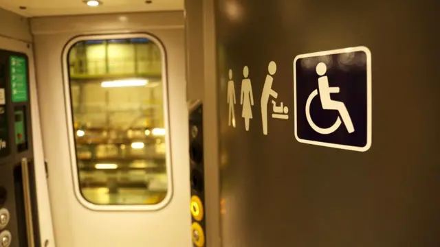 Об инвалидах тоже не забыли - для них туалеты гораздо шире