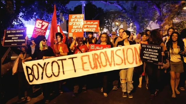 বিক্ষোভকারীরা ইসরায়েলের শহর তেল আবিবে ইউরোভিশন গানের প্রতিযোগিতা বয়কটের আহ্বান জানায়