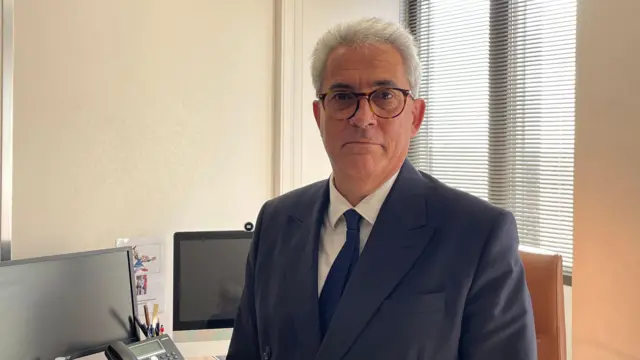 نظر پاسکال مارکونویل، دادستان ارشد دادگاه ناحیهای در شمال فرانسه، این است که این احکام طولانی بخشی از یک استراتژی گستردهتر برای افزایش هزینههای قاچاق برای باندها و مشتریان آنها است.