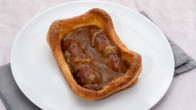 "Жаба в дыре", залитая мясной подливкой