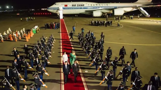 Ni ubwa mbere umukuru w'U Bushinwa agiriye uruzinduko mu Rwanda, nubwo ibihugu byombi byemeza ko umubano wabyo atari uwa none .