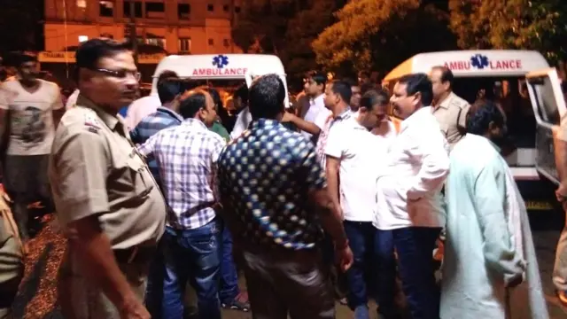 घायलों को अस्पताल ले जाया गया