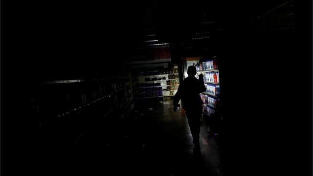 加拉加斯，超市員工檢查遭搶劫的後果