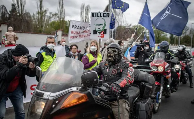 ขบวนนักขี่มอเตอร์ไซค์ที่สนับสนุนรัสเซียผ่านหน้าผู้ประท้วงที่สนับสนุนชาติตะวันตกที่สุสานสงคราม