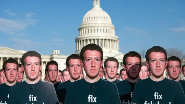 Картонные силуэты Цукерберга