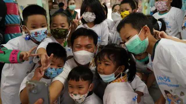 ว่าที่ผู้สมัครผู้ว่าฯ กทม. รายนี้ชอบถ่ายรูปกับเด็ก ๆ เพราะตัวเขาเองก็มีลูกคนเล็กวัยสามปี