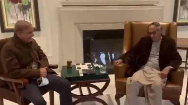 पाकिस्तान मुस्लिम लीग (क्यू) के नेता शुजात हुसैन से मुलाक़ात करते प्रधानमंत्री शहबाज़ शरीफ़