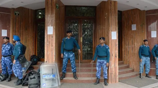 پلیس در برابر سینمایی که فیلم پدماوتی را نشان می‌دهد