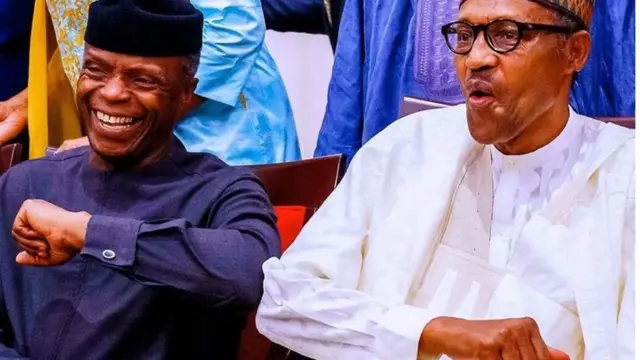 Igbakeji aarẹ ati aarẹ n fi igunpa ki ara wọn