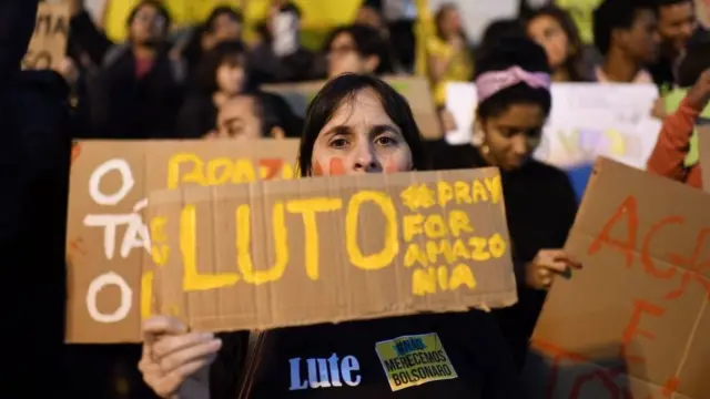 Manifestante com cartazreal bet bonus de cadastroprotesto pela Amazôniareal bet bonus de cadastroque se lê: luto, rezem pela Amazônia