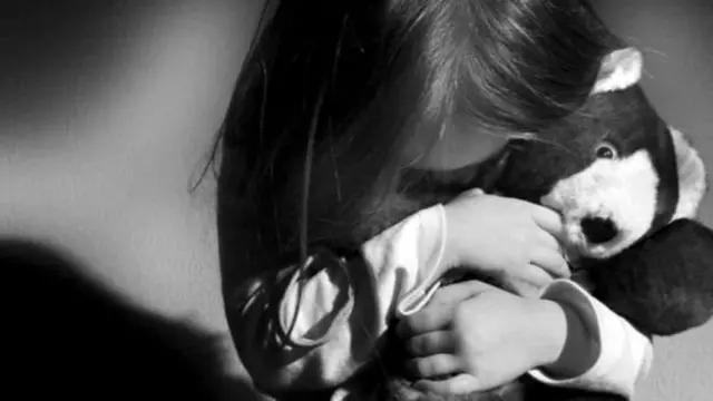 பொம்மையுடன் சிறுமி