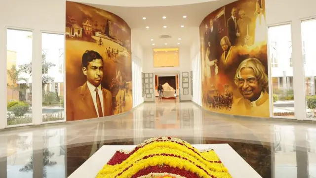 95 ஓவியங்கள், அப்துல் கலாம் சிலிக்கான் சிலைகள் ஆகியன மணிமண்டபத்தில் இடம்பெற்றுள்ளன.