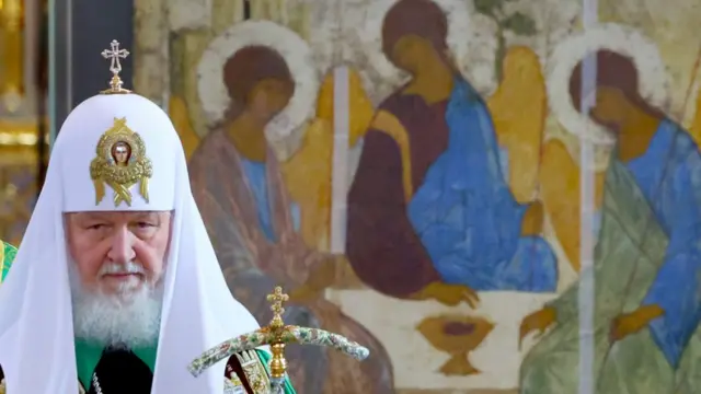 Патриарх Кирилл на фоне "Троицы" в храме Христа Спасителя