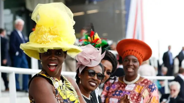 žene sa šešiima u rojal eskotu