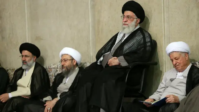 از راست به چپ، هاشمی رفسنجانی، آیت‌الله خامنه‌ای، صادق لاریجانی، ابراهیم رئیسی