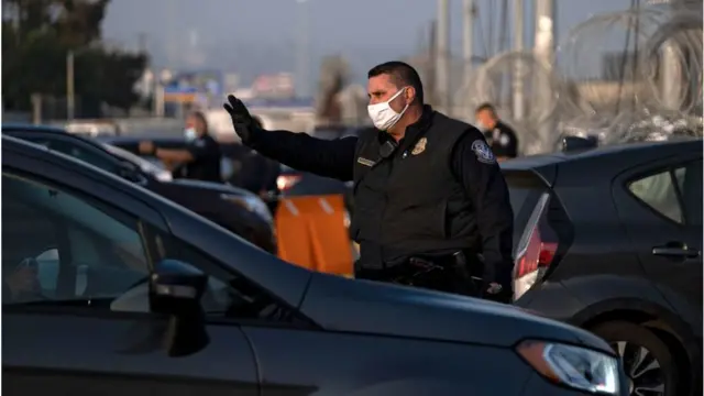 EE.UU. realiza revisiones de seguridad adicionales a los vehículos antes de llegar al punto fronterizo.