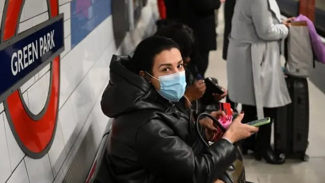 伦敦地铁的乘客戴口罩