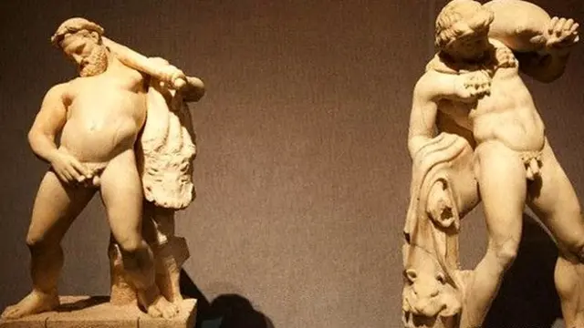Мраморная статуэтка, датируемая 1-79 гг. нашей эры, изображает Геракла в неприглядной сцене мочеиспускания после попойки