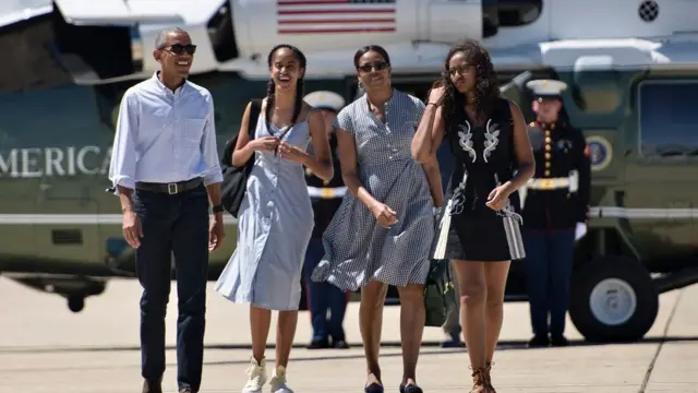 కూతుళ్లతో ఒబామా దంపతులు