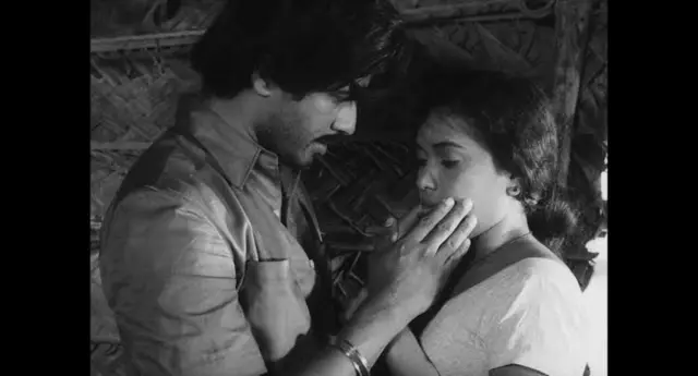 විජය කුමාරතුංග සහ මාලනී ෆොන්සේකා රඟන ඩොනල්ඩ් කැමරා අධ්යක්ෂණය කළ බඹරු ඇවිත් චිත්රපටයේ දර්ශනයක්