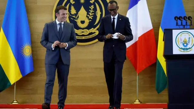 Le président rwandais Paul Kagame (R) et le président français Emmanuel Macron quittent après une conférence de presse au palais présidentiel de Kigali, le 27 mai 2021.