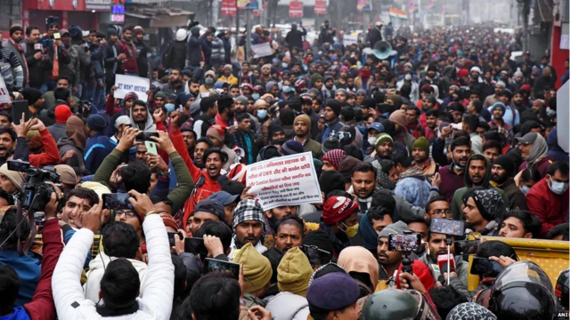 बीएसएससी पेपर लीक के ख़िलाफ़ प्रदर्शन कर रहे छात्रों पर लाठीचार्ज