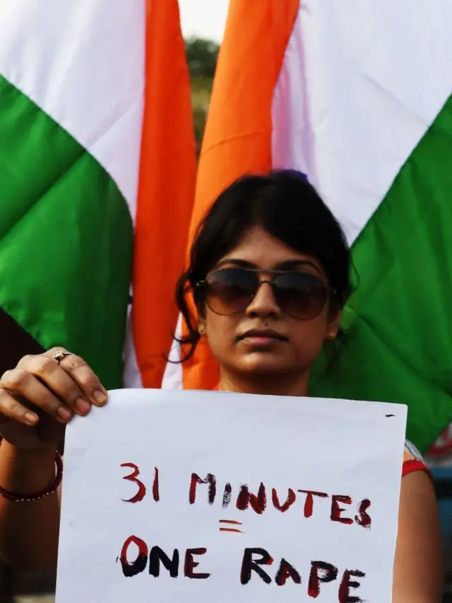 પ્રદર્શન કરતી એક મહિલા