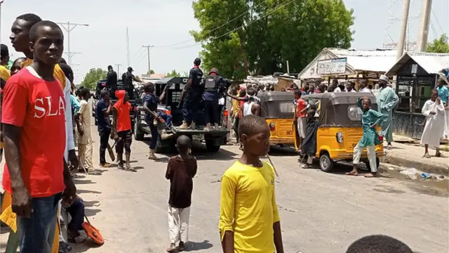 An kona tayoyi tare da sa shingaye a wasu titunan unguwar Suleimanti da ke cikin birnin Maiduguri.