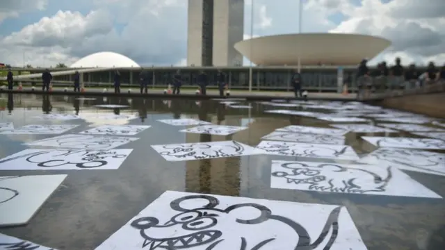 Manifestaçãosaque minimo betssonfavor da operação Lava Jato na porta do Congressosaque minimo betssondezembro 2016, com imagenssaque minimo betssonratos no espelho d'água